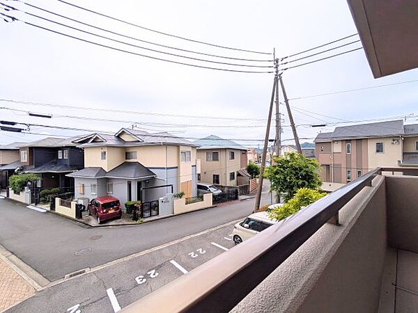 バルコニーからは閑静な住宅街を見渡せます。前面に高い建物がなく開放的な景色が広がります。