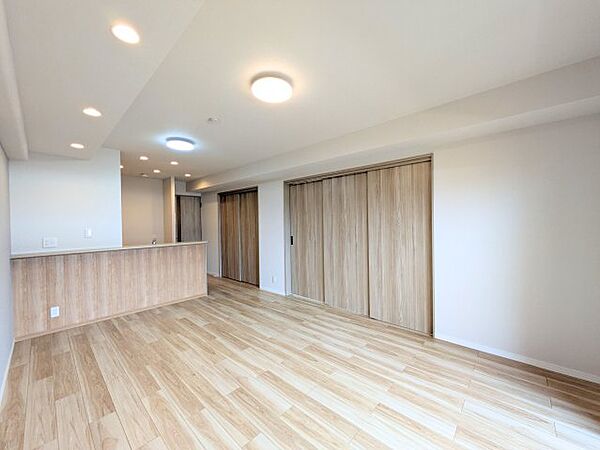 木の温もりが漂うLDKは、隣接する洋室の引き戸を開放することで一体感のある空間になります。