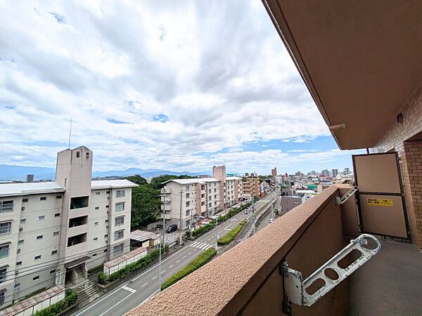 前方に遮るものがなく開放的な眺望が広がります。遠くの山並みや街並みを眺めながらリフレッシュできます。