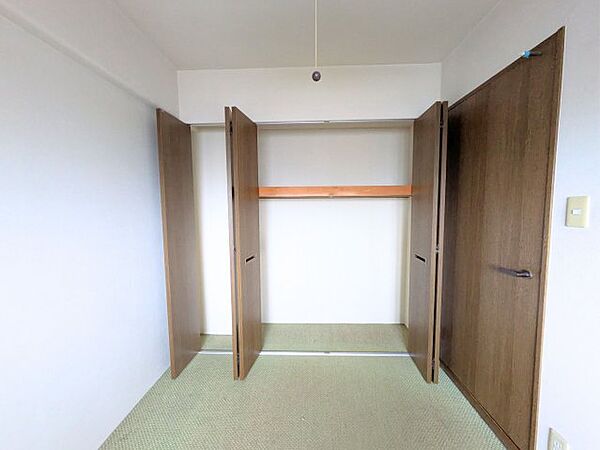 クローゼットは大きく開く折れ戸タイプ。中身が見渡しやすく衣類の整理整頓が快適です。