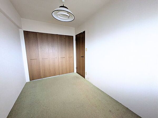 壁一面に大型の収納スペースを備えたお部屋。お衣服や季節の荷物もすっきりと収まります。