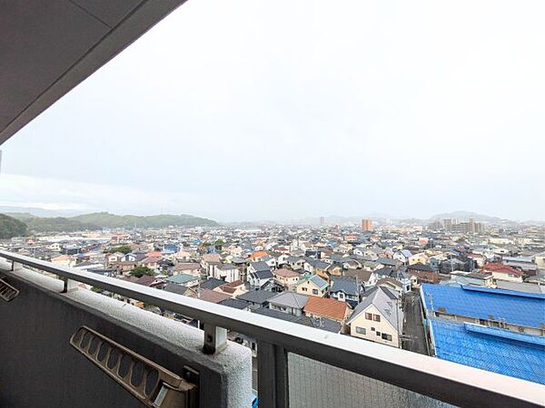 視界を遮るもののない晴れやかな眺望。遠くの街並みを一望しながら開放的な気分を味わえます。