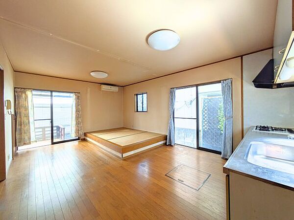 大きな窓から明るい陽光が差し込むリビングは、小上がりの畳コーナーでゆったり寛げる空間です。