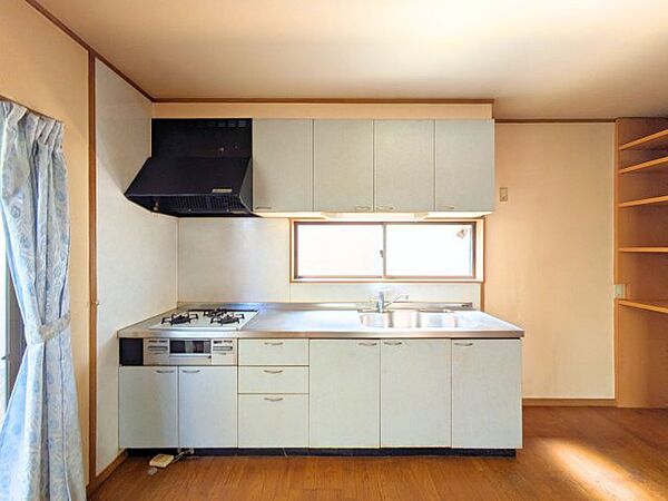 上部に棚を備えた壁付けキッチンは、作業スペースが広くお料理がはかどる快適な空間です。