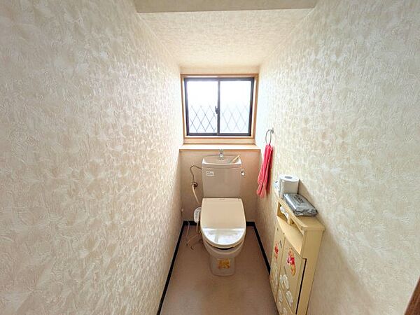 自然光が入る明るいトイレは、ペーパーや清掃用品をすっきり仕舞える棚を備えております。