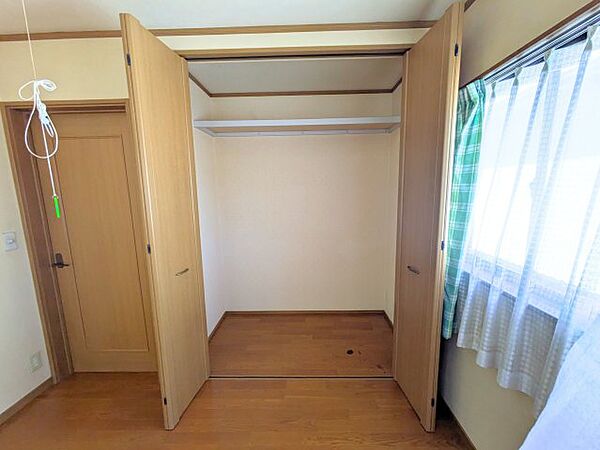 開口部が広く出し入れしやすいクローゼットで、丈の長い衣類や小物を整理して収納可能です。