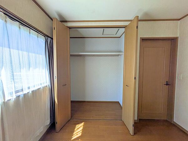 折れ戸で大きく開くクローゼットはハンガーパイプ付きで、服の出し入れや整理がスムーズです。