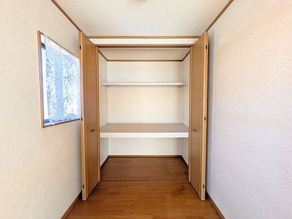 中棚を備えたクローゼットは奥行きがあり、大きな荷物や日用品のストックもしっかり収まります。