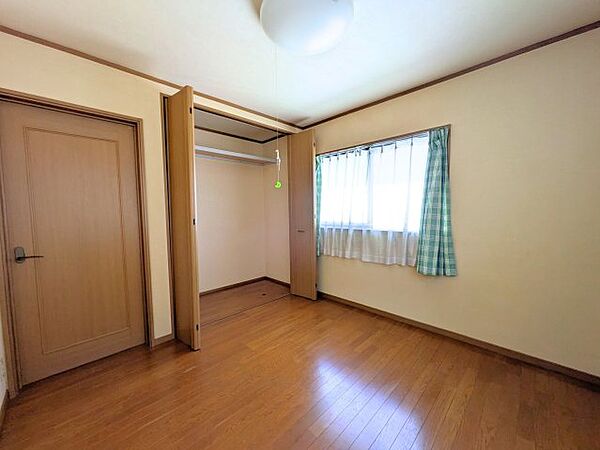 温かみのあるフローリングの洋室にはクローゼットがあり、衣類をすっきりと収納できます。