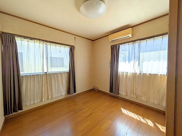 2面採光で明るい陽光が差し込む洋室は、風通りも良く気持ちの良い毎日を過ごせます。