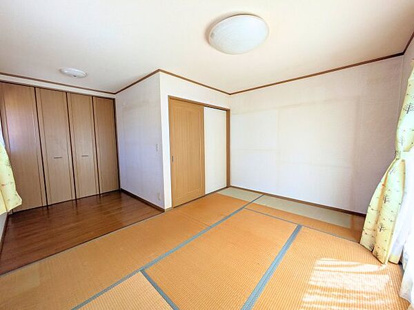 大型の押し入れを備えた和室は、布団や季節物の衣類をすっきりと収納できて空間を広く使えます。