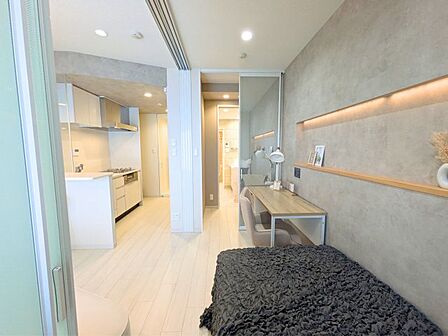 グレー調の壁面が落ち着きを演出する空間で、デスク作業や夜の読書時間も心地よく過ごせます。