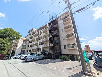 外観:青空に映える明るい外観のマンションです。特徴的な螺旋階段がアクセントになっており、個性が光ります。 外観:青空に映える明るい外観のマンションです。特徴的な螺旋階段がアクセントになっており、個性が光ります。