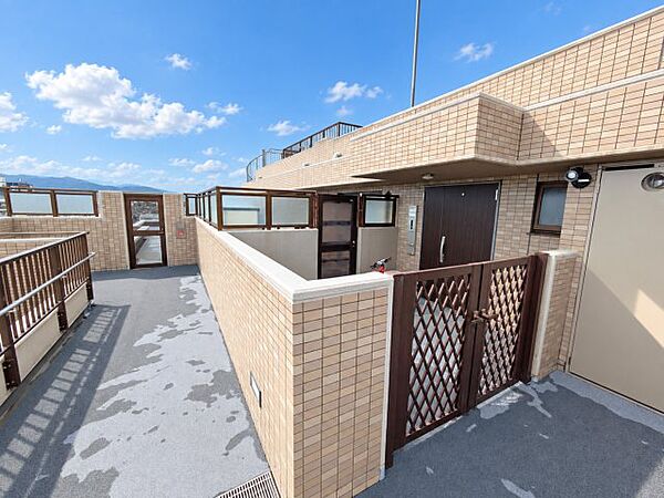 プライバシーに配慮された門扉付きの専用ポーチです。戸建て感覚の独立性と開放感を味わえます。