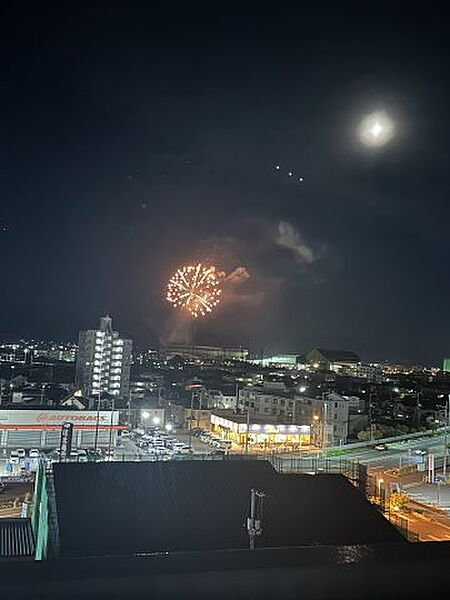 バルコニーからは花火を臨めます。夜空に舞う綺麗な花火をご自宅でゆったりと堪能できます。