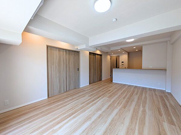 木目の美しさが際立つ広々としたLDKです。対面式キッチンからはお部屋全体に視線が届き会話も弾みます。