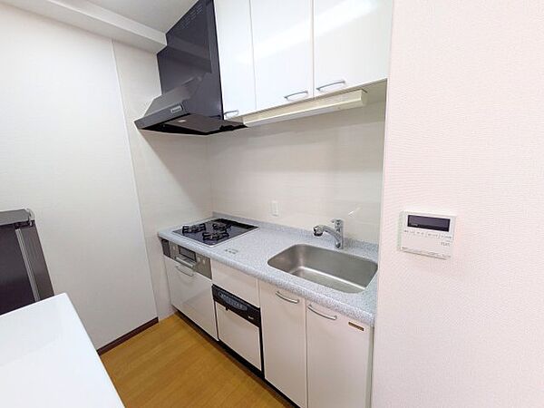 上下に豊富な収納を備えたシステムキッチンです。3口コンロ付きでお料理もスムーズです。