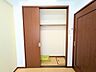 収納：ハンガーパイプと棚を備えた使いやすいクローゼットです。丈の長い衣類もすっきり収納できます。