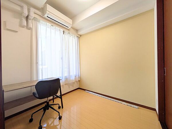 温かみのあるイエローの壁紙が映えるお部屋です。デスクを置いて在宅ワークにも重宝します。