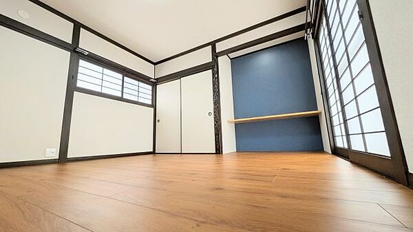 モダンな青のアクセントクロスと造作カウンターがおしゃれで、書斎や勉強部屋にも好相性です。