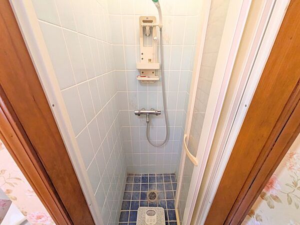 青いタイルのアクセントが爽やかなシャワーブース。手軽にリフレッシュできる快適な設備を備えています。