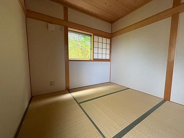 まるで額縁のような窓がある和室です。