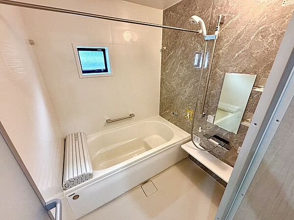 一坪タイプの浴室。床面は水捌けの良い速乾タイプのプレーンフロア、キレイを保つ工夫が光ります。浴槽はエコベンチ付、半身浴や小さなお子様との入浴に最適です。節水にもつながり家計に嬉しい仕様となっております