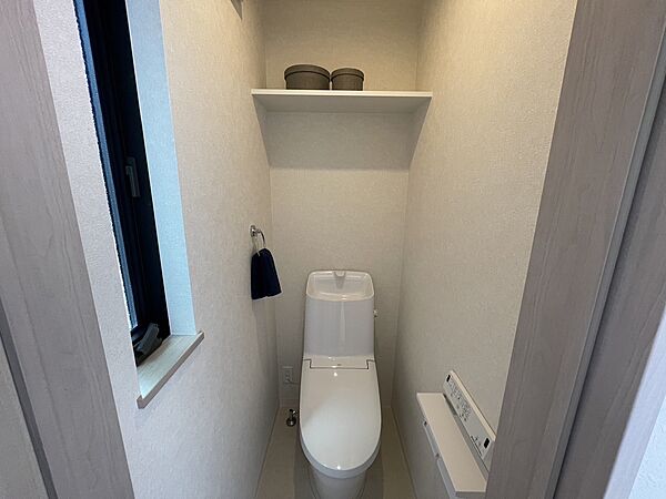 ※類似物件トイレ 節水型温水暖房便座です。トイレ上部に棚を設けています。換気扇と自然換気用の窓もあるので臭気や水回りの湿気対策に優れています