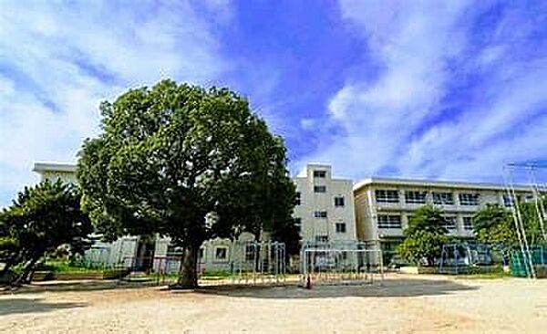 素鷲小学校　623ｍ　徒歩8分