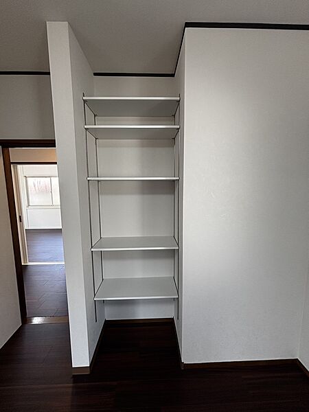 キッチン横に収納がありとっても便利です。