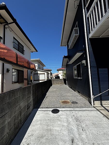 建物西側、長い車でも安心。