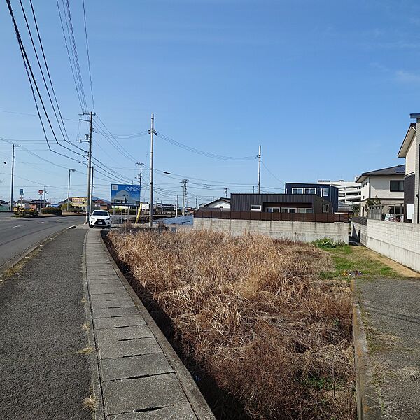 道路沿い、視認性の高い立地です。