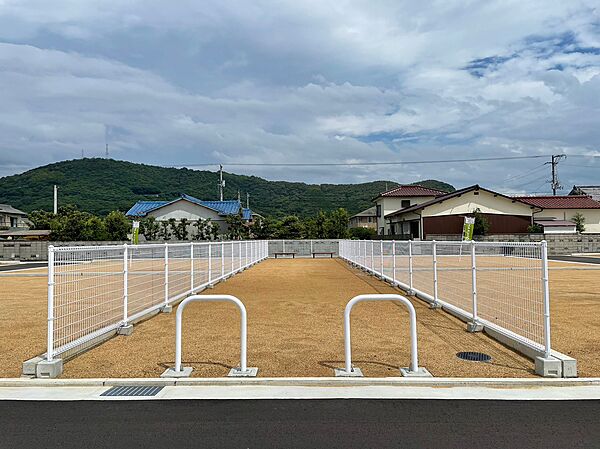 団地内公園。 休日はお子様とのびのびと遊ぶことができます。