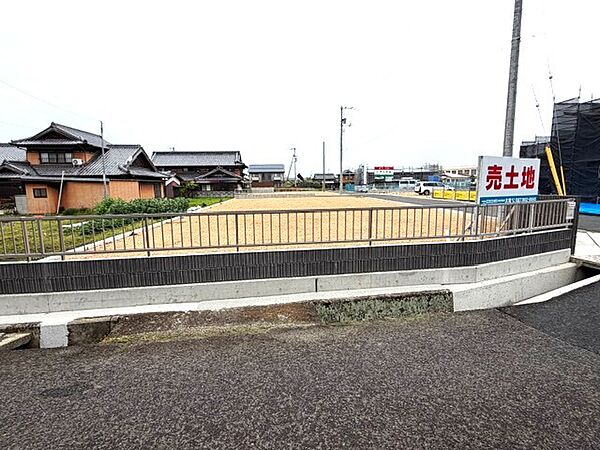 スーパーや病院、銀行、役場、こども園も1km圏内◎