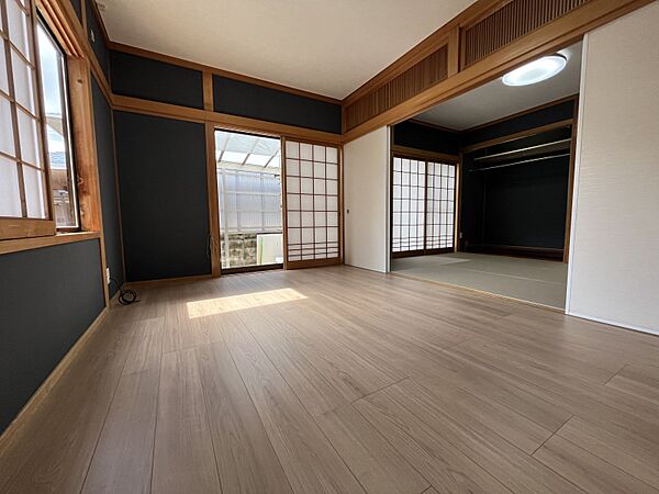 1階に2部屋の続き間です。12畳の部屋になり、収納も充実　部屋の前はサンテラスになっています。