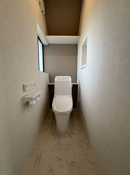 トイレもきれいに交換済みです。窓もあり明るく、窓からも田園風景です。