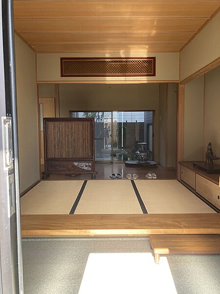 玄関です。奥には中庭があり、毎日が旅館に来たような立派な玄関です。もちろんシューズインクロークもございます！