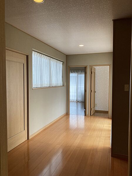 2階の廊下も広々とし、バルコニーにも面しています。