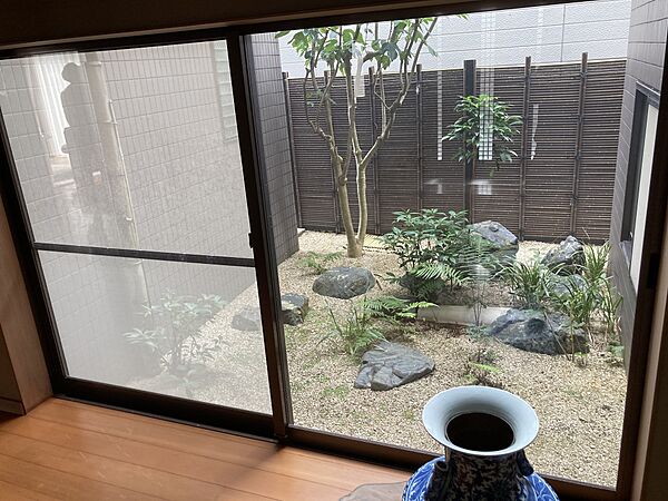 玄関正面の坪庭です。