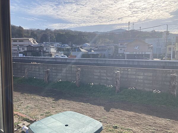 リビングからの景色　南側が道路と石手川なのでリビングからも解放感があります。