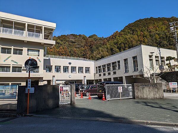 高知市立泉野小学校まで徒歩7分