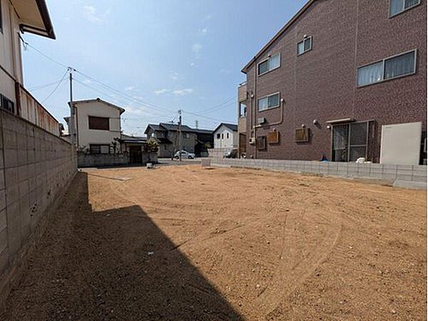 スーパーや小学校が近く、便利な立地です。