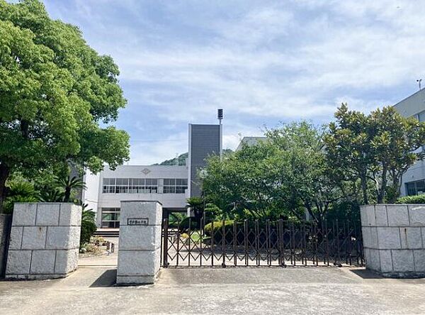 宇多津町立宇多津小学校 距離：530m