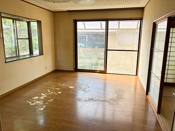 南向きの明るいリビングです。和室とつながっています。