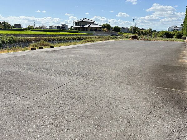 隣地の月極駐車場です。