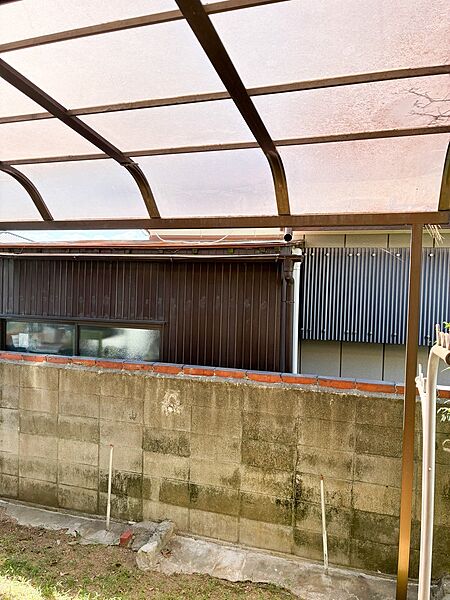 お庭には洗濯テラス屋根付きです。