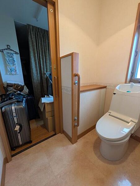 トイレは引き戸、手すりも設置されたバリアフリー仕様。