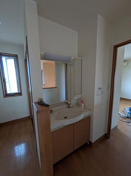 2階にもしっかりとした洗面化粧台が設置されており便利です。