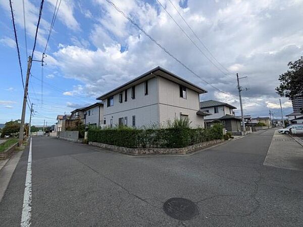 角地です。西と北、2方向の道路はどちらも幅6ｍあり運転もしやすくなっています。