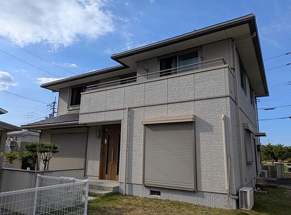 土地約109坪、建物約56坪の大型邸宅！1階の窓にはシャッター雨戸も備えており安心です。